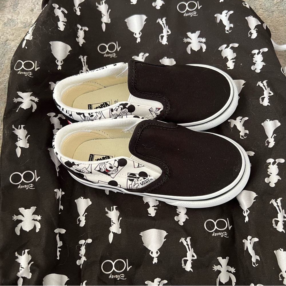 VANS X DISNEY BRAND NEW CUSTOMS SIZE 8.5